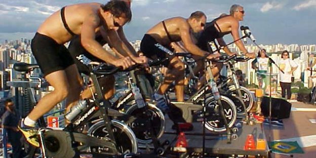 chicos haciendo spinning