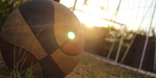 Balón de básquet en la cancha