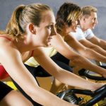 grupo en clase de spinning