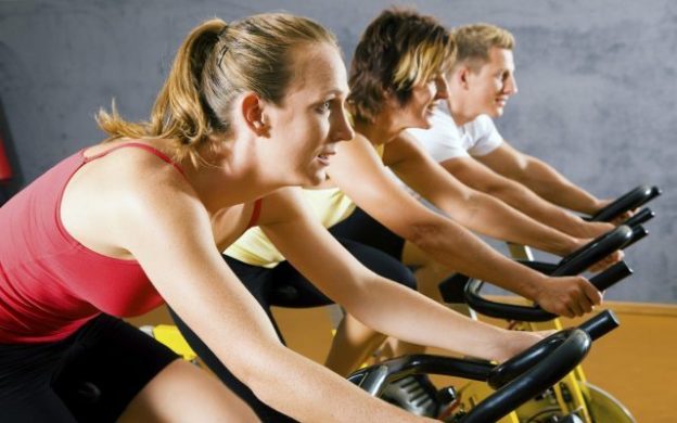 grupo en clase de spinning