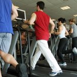 Gente en el gym corriendo
