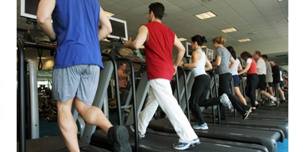 Gente en el gym corriendo