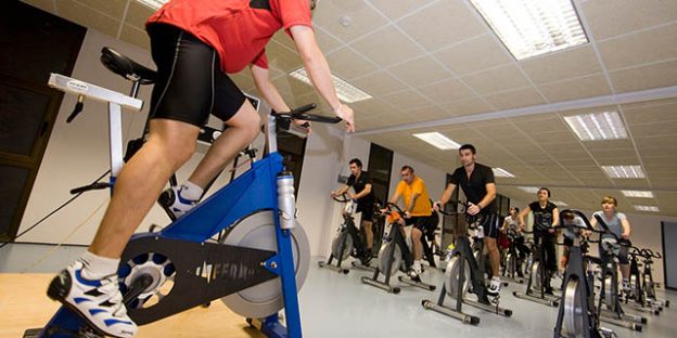 bicicletas de spinning en sala