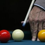 jugando al billar