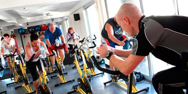 grupo adulto haciendo spinning
