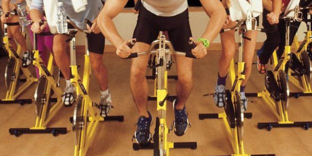clase de spinning en gimnasio