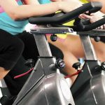chicas en clase de spinning
