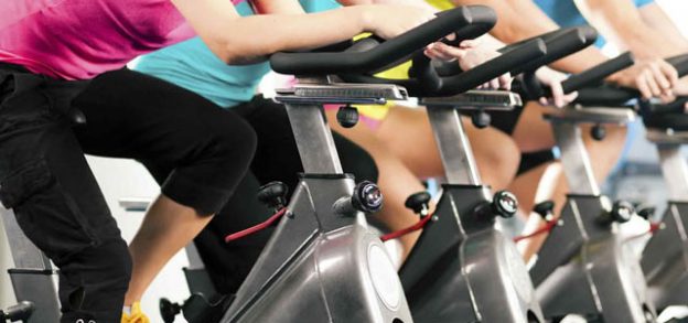 chicas en clase de spinning