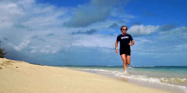 corriendo por la playa