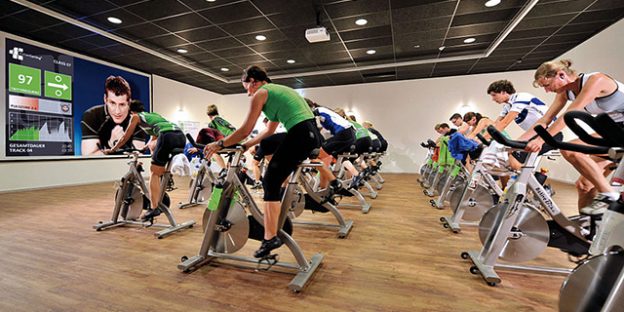 clase de spinning con monitor