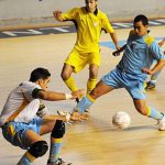 jugando al fútbol sala