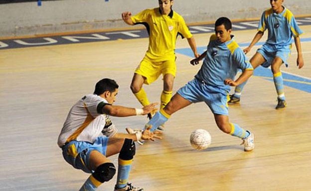 jugando al fútbol sala