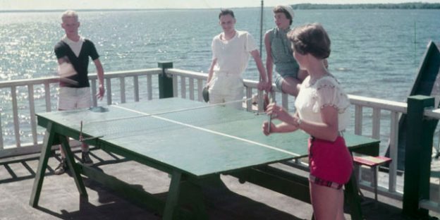 Jugando en una mesa de ping pong casera