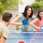 familia jugando al ping pong