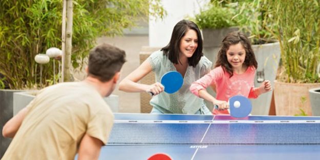 familia jugando al ping pong
