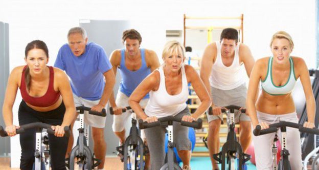 grupo haciendo spinning