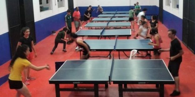 jóvenes tenis de mesa