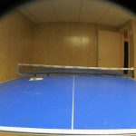 Mesa de ping pong en cuarto de juegos