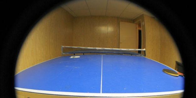 Mesa de ping pong en cuarto de juegos