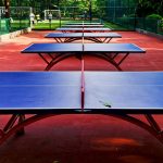 mesas de ping pong en un parque