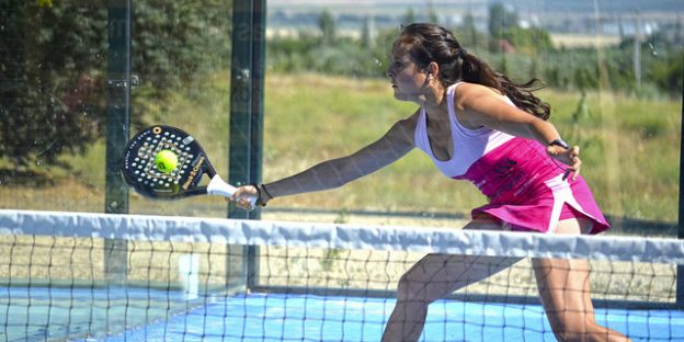 chica juagando al pádel