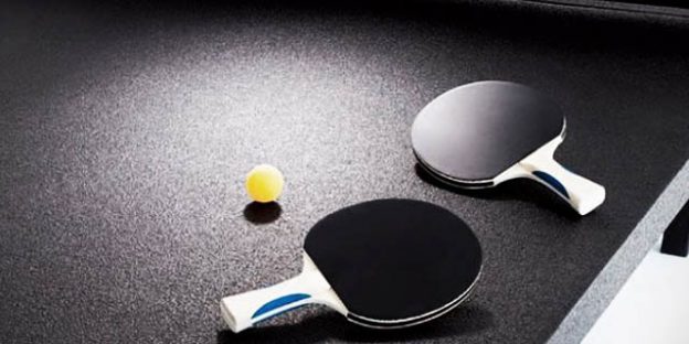 palas sobre mesa de ping pong