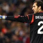 Portero Diego López con guantes Uhlsport