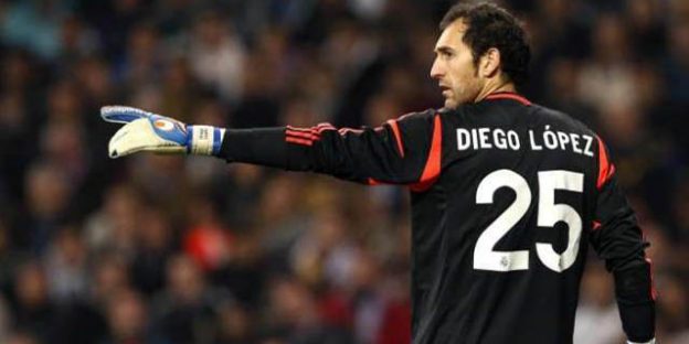 Portero Diego López con guantes Uhlsport