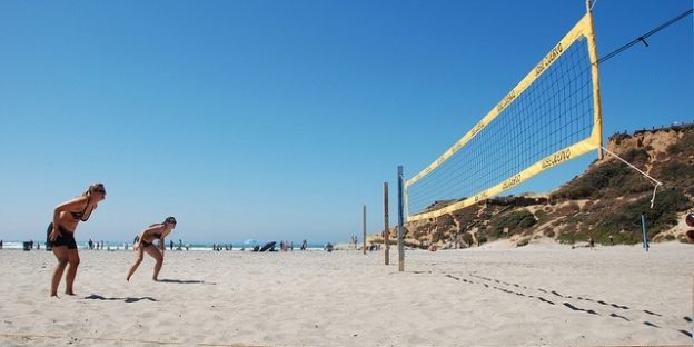 chicas jugando al vóley playa