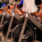 sesión de spinning en un gimnasio
