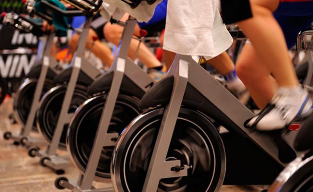 sesión de spinning en un gimnasio