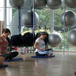 Grupo en clase de yoga