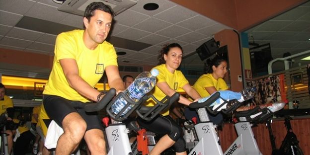 deportistas en sala de spinning