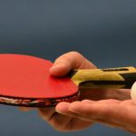 Jugador de tenis de mesa al saque