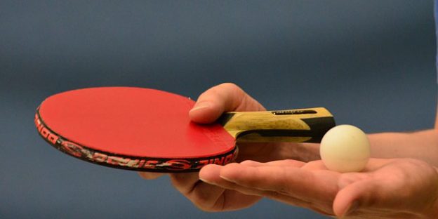 Jugador de tenis de mesa al saque
