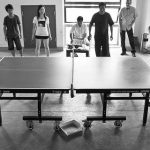 amigosjugando torneo de ping pong