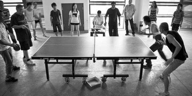 amigosjugando torneo de ping pong