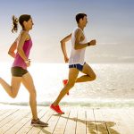 corriendo junto al mar