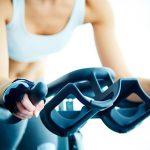 chica entrenando bicicleta spinning