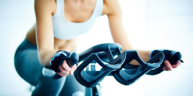 chica entrenando bicicleta spinning
