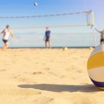 amigos jugando al voley en verano