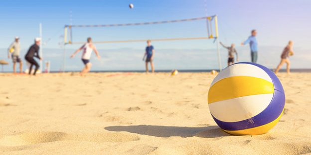 amigos jugando al voley en verano