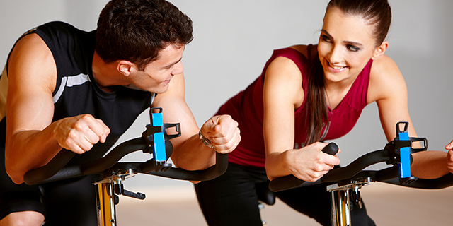 entrenando spinning en el gimnasio