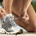 anudando las zapatillas de correr