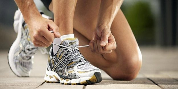 anudando las zapatillas de correr