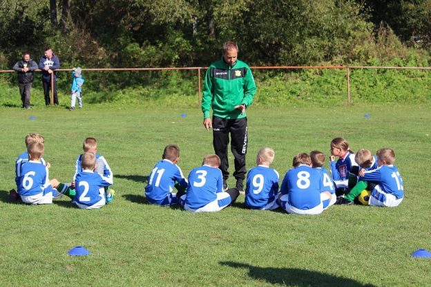 entrenador con niños