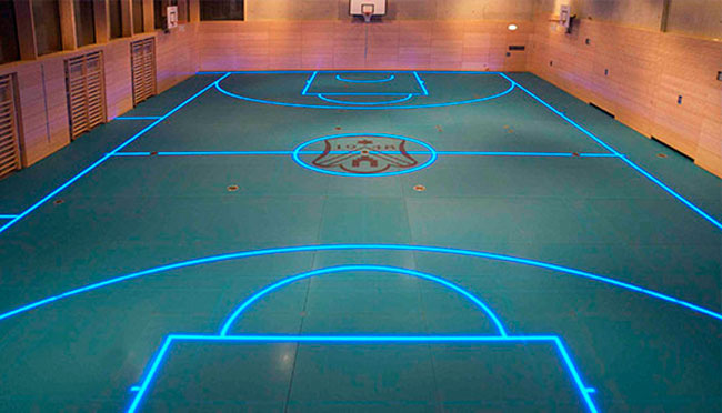 cancha baloncesto con pavimento iluminado